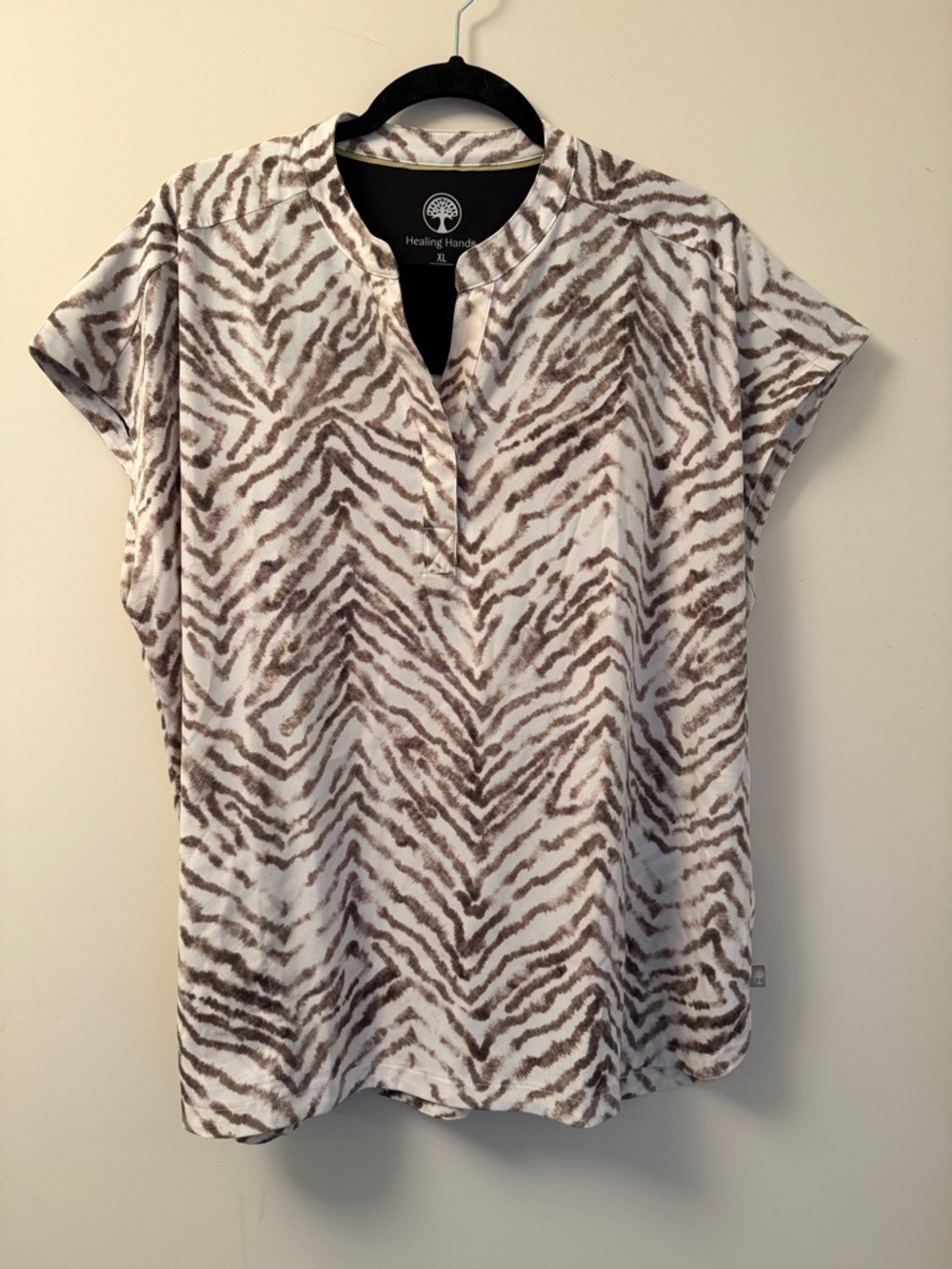 Healing Hands Natures Reflection Women's 3-Pocket V-Neck Print Scrub Top NWOT